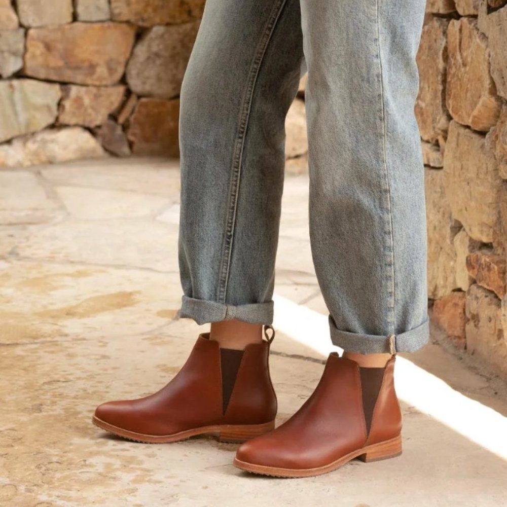 Nisolo Classic Chelsea Boot - Size 7.5 (Brandy)